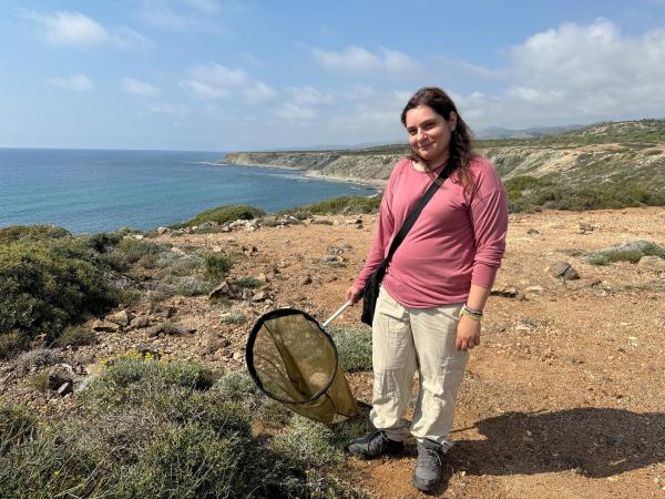 Bild 1 von 14: Im Bild: Elli Tzirkalli ist Schmetterlings-Forscherin. Auf der Akamas-Halbinsel arbeitet sie an der ersten, umfassenden Studie zu Bestäuber-Insekten auf Zypern.