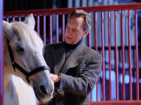 Bild 1 von 6: Harry (Richard E. Grant) erzählt Danny eine Geschichte aus der Kindheit von Dannys toter Tochter, bei der ein Pony eine wichtige Rolle spielt.