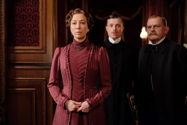 Bild 1 von 1: Im Bild: Ursula Strauss (Anna Sacher), Stefan Gorski, Martin Zauner (Kommissär).