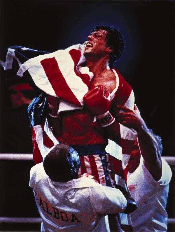 Bild 1 von 8: Für die amerikanischen Boxfans gibt es keinen größeren als den Schwergewichts-Weltmeister Rocky Balboa (Sylvester Stallone, M.) ...