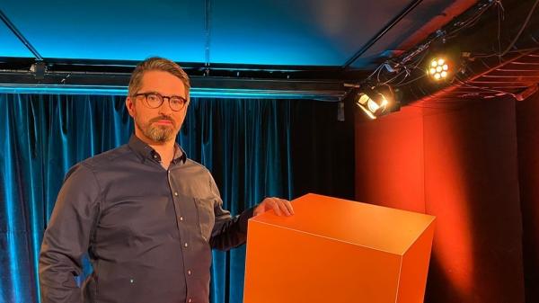 Bild 1 von 2: Der Informatiker Dr. Fabian Stehn von der Universität Bayreuth erläutert den Sinn und Zweck von Algorithmen: Wie helfen diese zum Beispiel bei neurochirurgischen Eingriffen?