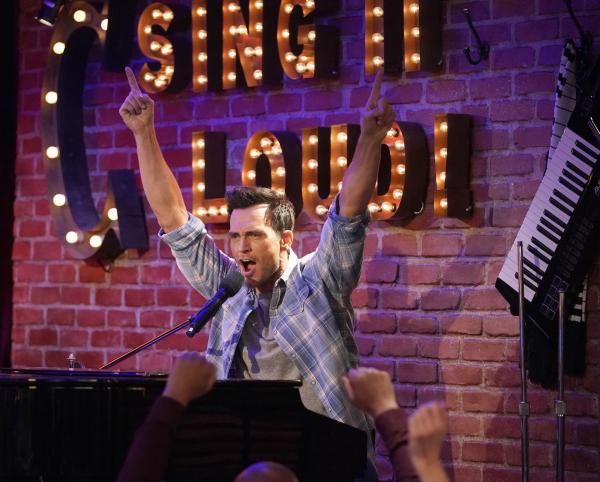 Bild 1 von 16: Max (Cheyenne Jackson)