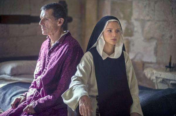 Bild 1 von 4: Nachdem Benedetta (Virginie Efira) zur Äbtissin des Klosters ernannt wurde, beginnt ein Machtkampf um Glaube und Wahrheit, in den sich auch der Gesandte des Papstes (Lambert Wilson) einmischt.