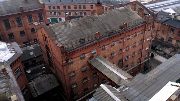 Bild 1 von 2: Das Eingangsgebäude ist vom restlichen Gefängnis durch mehrere Türen und einen Sicherheitskorridor getrennt.  Sollte es ein Häftling schaffen aus seiner Zelle zu fliehen, wird er spätestens hier aufgehalten.