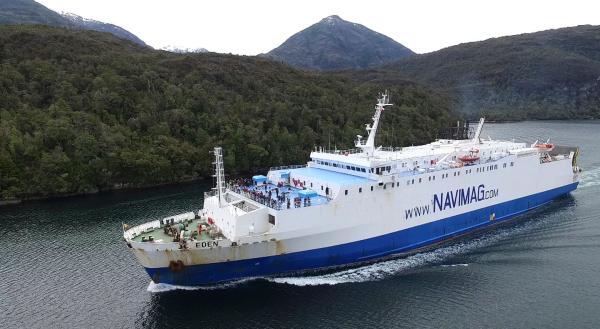 Bild 1 von 4: Fa?hrschiff Eden fa?hrt durch Patagoniens enge Fjorde.