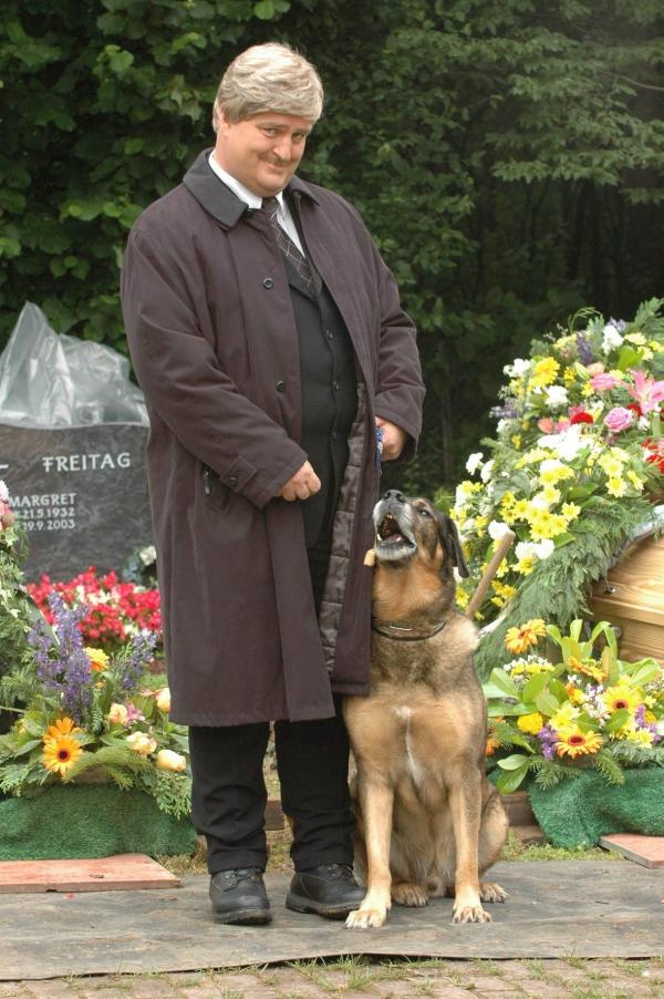 Bild 1 von 22: Markus Maria Profitlich ist mit seinem Hund auf einer Beerdigung ...