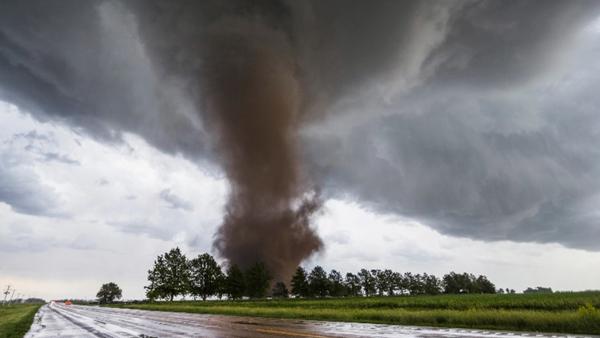 Bild 1 von 2: Tornadostürme entstehen innerhalb von wenigen Minuten. Wissenschaftler und Sturmjäger setzen ihr Leben aufs Spiel, um mehr über ihr Aufkommen herauszufinden.