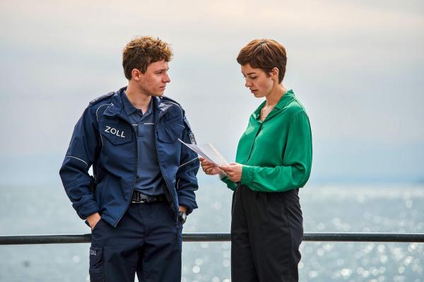 Bild 1 von 13: Im Bild: Nico Arnold vom Zoll (Paul Ahrens) teilt seine neuesten Erkenntnisse mit Kriminalhauptkommissarin Chiara Locatelli (Maria Wördemann) und liefert somit einen heißen Tipp für die aktuellen Mordermittlungen.