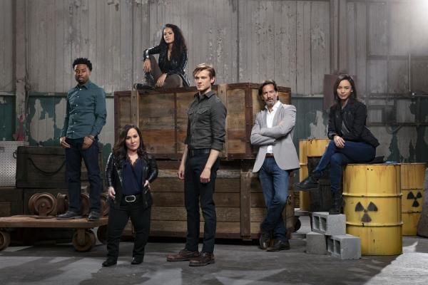 Bild 1 von 7: (v.l.n.r.) Wilt Bozer (Justin Hires); Matty Webber (Meredith Eaton); Riley Davis (Tristin Mays); Angus MacGyver (Lucas Till); Russ Taylor (Henry Ian Cusick); Desi Nguyen (Levy Tran)
