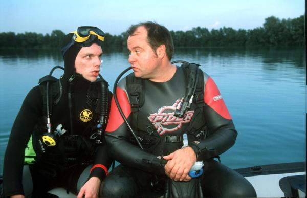 Bild 1 von 9: Vor dem Abtauchen in traumhafte Tiefen empfiehlt es sich, zuerst die Grundkenntnisse der Sportart zu erlernen. Doch Markus (r.) stellt Ralfs (l.) Geduld als Tauchlehrer auf eine harte Probe ...