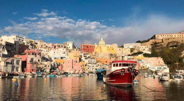 Bild 1 von 5: Procida: Fischerhafen Corricella.