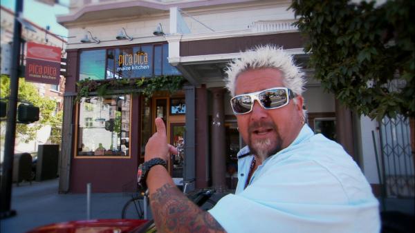 Bild 1 von 2: (17. Staffel) - Ständig auf der Suche nach Diners und Drive-Ins, die für ihr grandioses und vor allem auch besonderes Essen bekannt sind: Moderator und Koch Guy Fieri ...