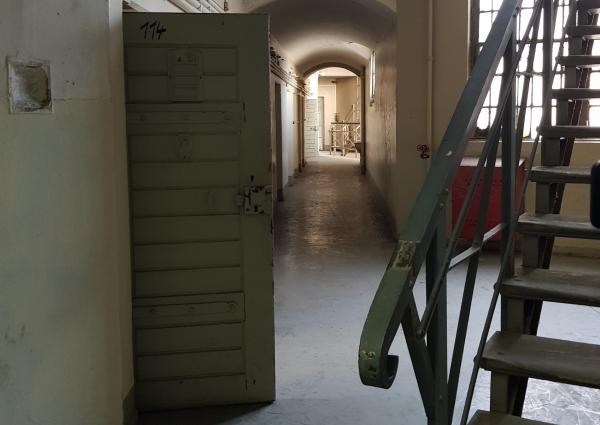 Bild 1 von 2: Die Wende brachte für viele DDR-Häftlinge Veränderungen - so kamen auch einige gefährliche Täter frei.