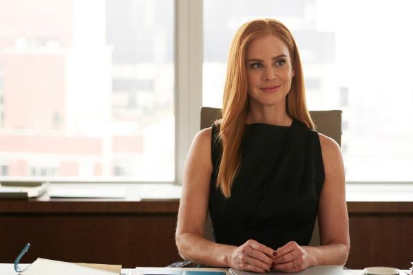 Bild 1 von 2: Donna (Sarah Rafferty) kann ihr Glück nicht fassen. Endlich haben sie und Harvey als Liebespaar zueinander gefunden.  Doch nun wird die Beziehung von unerwarteter Seite überschattet.