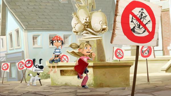 Bild 1 von 3: Ohje! Die Bewohner von Schnarch am Deich spielen verrückt - hat sich das gefährliche schwarze Piratenfieber verbreitet?