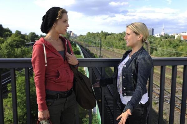 Bild 1 von 25: Nina (Maria Wedig, l.) will Annas (Jeanette Biedermann, r.) Hilfe nicht annehmen und ist entschlossen, alleine klar zu kommen. Aber dann stellt sie fest, dass ihr Konto geplündert wurde, und sie muss sich eingestehen, dass alles doch nicht so einfach ist, wie sie dachte ...