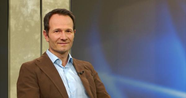 Bild 1 von 3: Der Mensch ist für die Bewegung geboren, nicht für den Stillstand. Dennoch sieht die Bilanz körperlicher Aktivität vieler Menschen in Österreich schlecht aus: Sitzen im Job, der Abend auf der Couch und die Neigung zum Bewegungsmuffel - nicht selten gepaart mit ungünstiger Ernährung - führen zu gesundheitlichen Folgen wie Adipositas, Rückenschmerzen oder Herz-Kreislauferkrankungen. Im Bild: Alexander J. Rüdiger (Moderator und Marathonläufer).