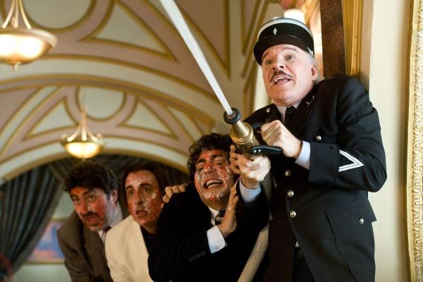Bild 1 von 21: Inspektor Jacques Clouseau (Steve Martin, r.) treibt sein internationales Ermittlungsteam, Pepperidge (Alfred Molinader), Vincenzo (Andy García), Kenji (Yuki Matsuzaki) (v.l.n.r.), völlig in den Wahnsinn ...