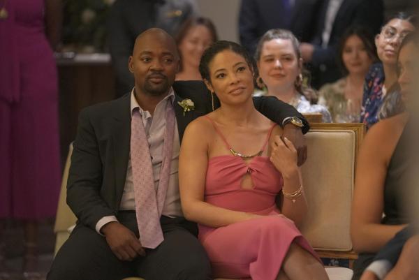 Bild 1 von 10: Paul Strickland (Brian Michael Smith, l.); Asha Fulton (Amanda Payton, r.)