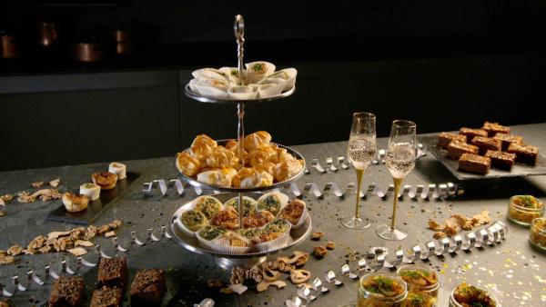 Bild 1 von 6: Im Bild: Unsere Köche präsentieren ihnen zum Jahreswechsel ein Silvesterbuffet der besonderen Art. Hanni fertigt traumhaftes Fingerfood ála Schinkenkipferl, Quiche und Wraps. Jorgo kredenzt eine pannonische Pasta im Glas und versüßt uns den letzten Tag des Jahres mit einem Schokokuchen mit Safranhonig.