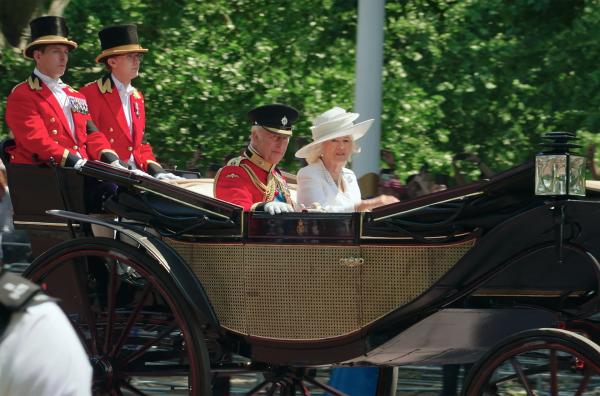 Bild 1 von 4: Galt Elisabeth II. in der Zeit ihrer Regentschaft noch als die Mutter der Nation, so weckten ihr Tod 2022 und die Thronbesteigung ihres Sohnes Charles III. neue Zweifel im Volk.