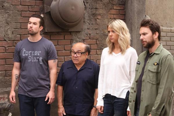 Bild 1 von 8: (v.l.n.r.) Mac (Rob McElhenney); Frank Reynolds (Danny DeVito); Dee Reynolds (Kaitlin Olson); Charlie Kelly (Charlie Day)