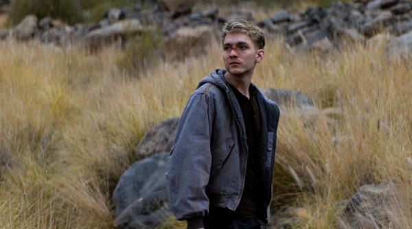 Bild 1 von 11: Kai (Julius Gause) muss viel einstecken.