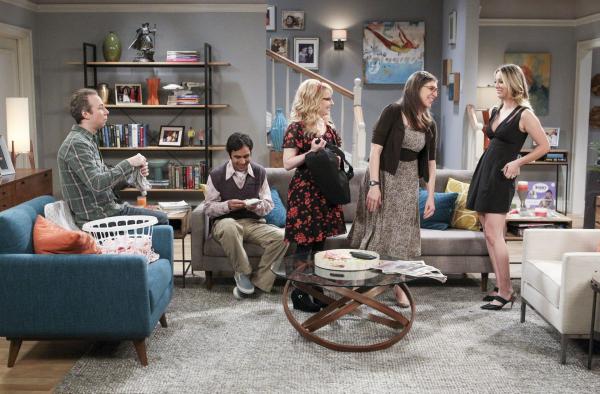 Bild 1 von 18: Bernadette (Melissa Rauch, M.), Amy (Mayim Bialik, 2.v.r.) und Penny (Kaley Cuoco, r.) planen einen heißen Mädelsabend. Unterdessen sollen Stuart (Kevin Sussman, l.) und Raj (Kunal Nayyar, 2.v.l.) auf Baby Halley aufpassen, was in einem Fiasko endet ...