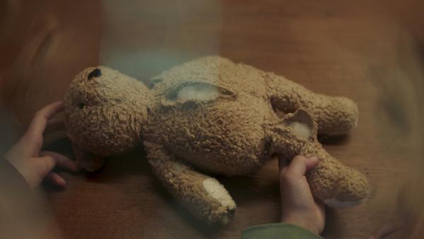 Bild 1 von 3: Der Teddybär sieht ziemlich übel aus.