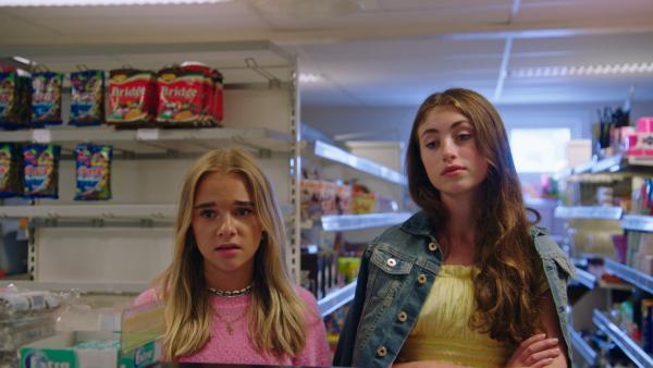 Bild 1 von 2: Silje (Sienna Rosie Schei, links) und Lea (Sofia Haug Khoury, rechts) sind sauer.