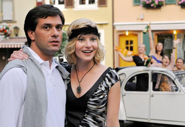 Bild 1 von 4: Eigentlich wollten Lisette (Teresa Weißbach) und ihr Bräutigam Daniel (Kai Schumann) ihre Hochzeit im ganz kleinen Kreis feiern.