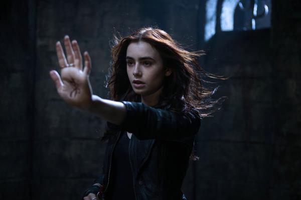 Bild 1 von 22: Als ihre Mutter entführt wird, muss Clary (Lily Collins) feststellen, dass diese sie ihr ganzes Leben über belogen hat. Um Clary vor Dämonen und anderen Schattenwesen fernzuhalten, hat ihre Mutter ihr verschwiegen, dass sie beide Halbengel-Krieger sind. Als Schattenjäger ist es ihre Aufgabe, dunkle Wesen zu vertreiben - und nun wurde ihre Mutter Opfer genau eines solchen Wesens ...
