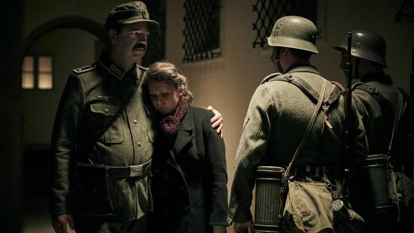 Bild 1 von 15: Im Bild: Anton Schmid (Leopold Altenburg) und die von ihm gerettete Luisa Emaitisaite (Henrietta Rauth) vor Wehrmachtssoldaten.