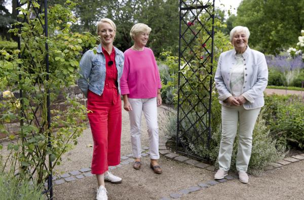 Bild 1 von 7: Die Rosenfreundinnen (rechts) mit Moderatorin Anna Lena Dörr (links) im Rosengarten.