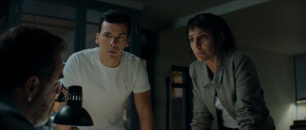 Bild 1 von 4: Vincent (Tewfik Jallab, M.) und Zara (Ritu Arya) besprechen die Lage mit Chef der Taskforce Matis (Jérémie Covillault).