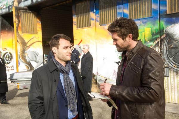 Bild 1 von 6: Kriminalkommissar Jo Stoll (Peter Ketnath, r.) fragt sich, ob Hugo Stanges (Daniel Fritz, l.) Betroffenheit über den Mord echt ist.