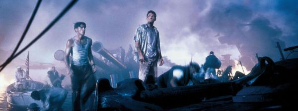 Bild 1 von 10: Während Kampfflieger Rafe (Ben Affleck, r.) 1941 in Europa gegen Nazis bombt, werden sein Kumpel Danny (Josh Hartnett, l.) und seine Liebste Evelyn nach Pearl Harbor, Hawaii, versetzt. Dort hören sie, dass ihr Freund gefallen ist ...