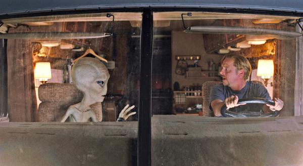 Bild 1 von 8: Paul (l.) der Alien ist auf der Flucht und hofft, dass Graeme Willy (Simon Pegg, r.) ihm behilflich sein wird ...