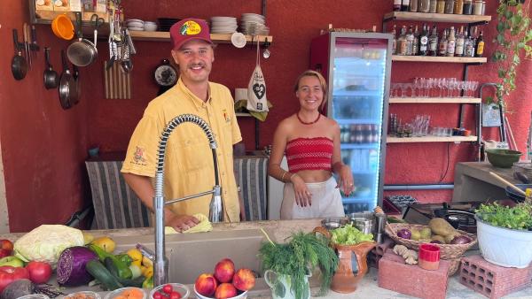 Bild 1 von 4: Sind der Liebe wegen nach Albanien gezogen: Adrian und seine amerikanische Frau Bri.