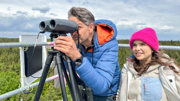 Bild 1 von 1: Anna und Ornithologe Kilian halten Ausschau nach Rotmilanen (Kilian Weixler)