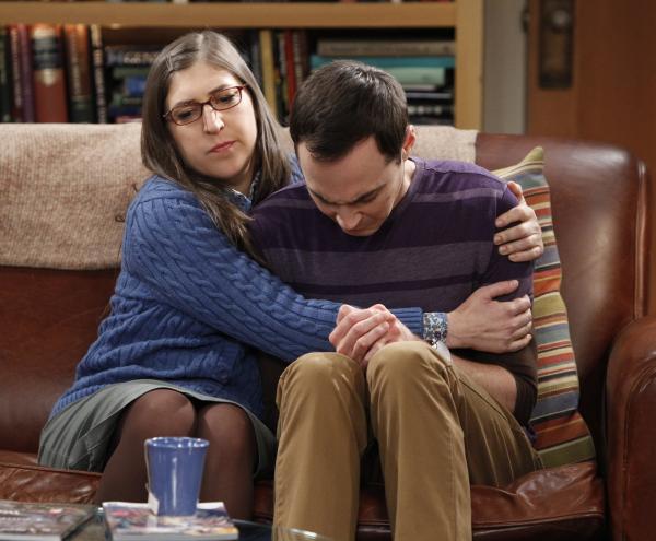 Bild 1 von 9: Sheldon (Jim Parsons, r.) befindet sich in einer Lebenskrise. Amy (Mayim Bialik, l.) versucht alles, um ihn aufzubauen. Doch wird es ihr gelingen?
