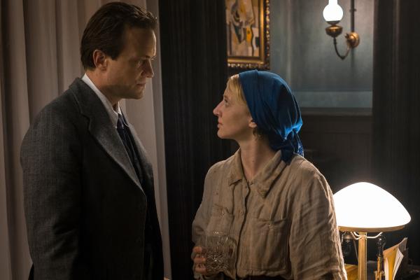 Bild 1 von 9: Die Spannung zwischen Walter Gropius (August Diehl) und Dörte Helm (Anna Maria Mühe) nimmt zu.