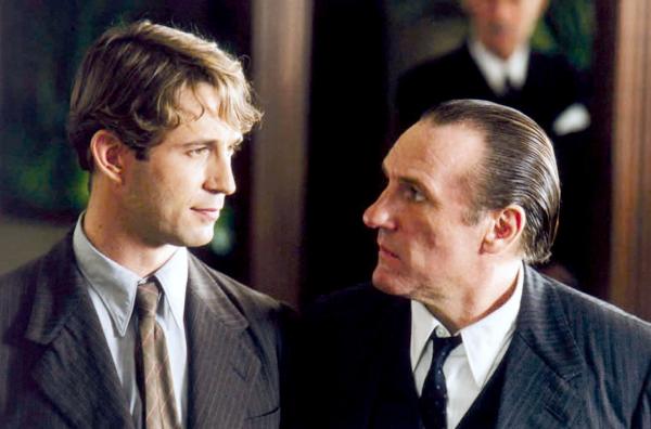 Bild 1 von 9: Der Innenminister Jean-Étienne Beaufort (Gérard Depardieu, re.) und der Schriftsteller Frédéric Auger (Grégori Derangère, li.) unterhalten sich.