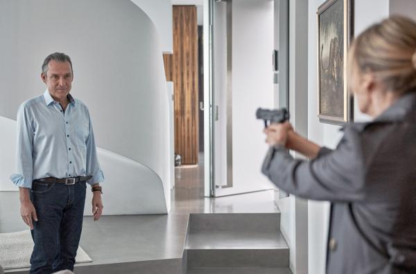 Bild 1 von 5: Staatsanwältin Anne Dupraz (Sophie Broustal) schießt auf Philippe Teissier (Michel Voïta).