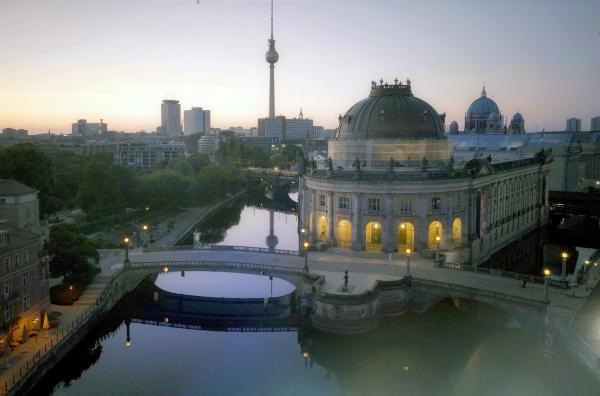 Bild 1 von 4: Blick auf die Berliner Museumsinsel mit dem Bode-Museum