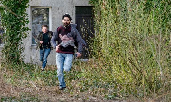 Bild 1 von 11: Im Bild: Der syrische Flüchtling Ahmad Sameer (Reza Brojerdi, r.) gerät unter Verdacht. Als Tom Kupfer (Ludwig Blochberger, l.) ihn deswegen befragen möchte, flüchtet er.
