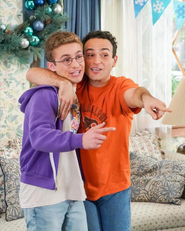 Bild 1 von 2: Im Bild (v.li.): Sean Giambrone (Adam Goldberg), Troy Gentile (Barry Goldberg).