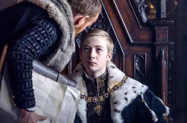 Bild 1 von 2: Duke of Somerset (John Heffernan, l.), Edward VI (Oliver Zetterström, r.)