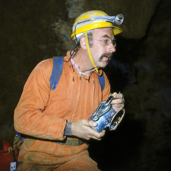 Bild 1 von 2: Auf der Suche nach seinem Hund Willi ist Peter (Peter Lustig) in eine Höhle geraten.