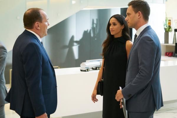 Bild 1 von 2: Rachel (Meghan Markle) und Mike (Patrick J. Adams) treffen auf den zum Bewerbungsgespräch erschienenen Larry Burnham (Larry Day).  Wird er eine Rolle spielen beim Fortbestand der Kanzlei ohne Jessica?